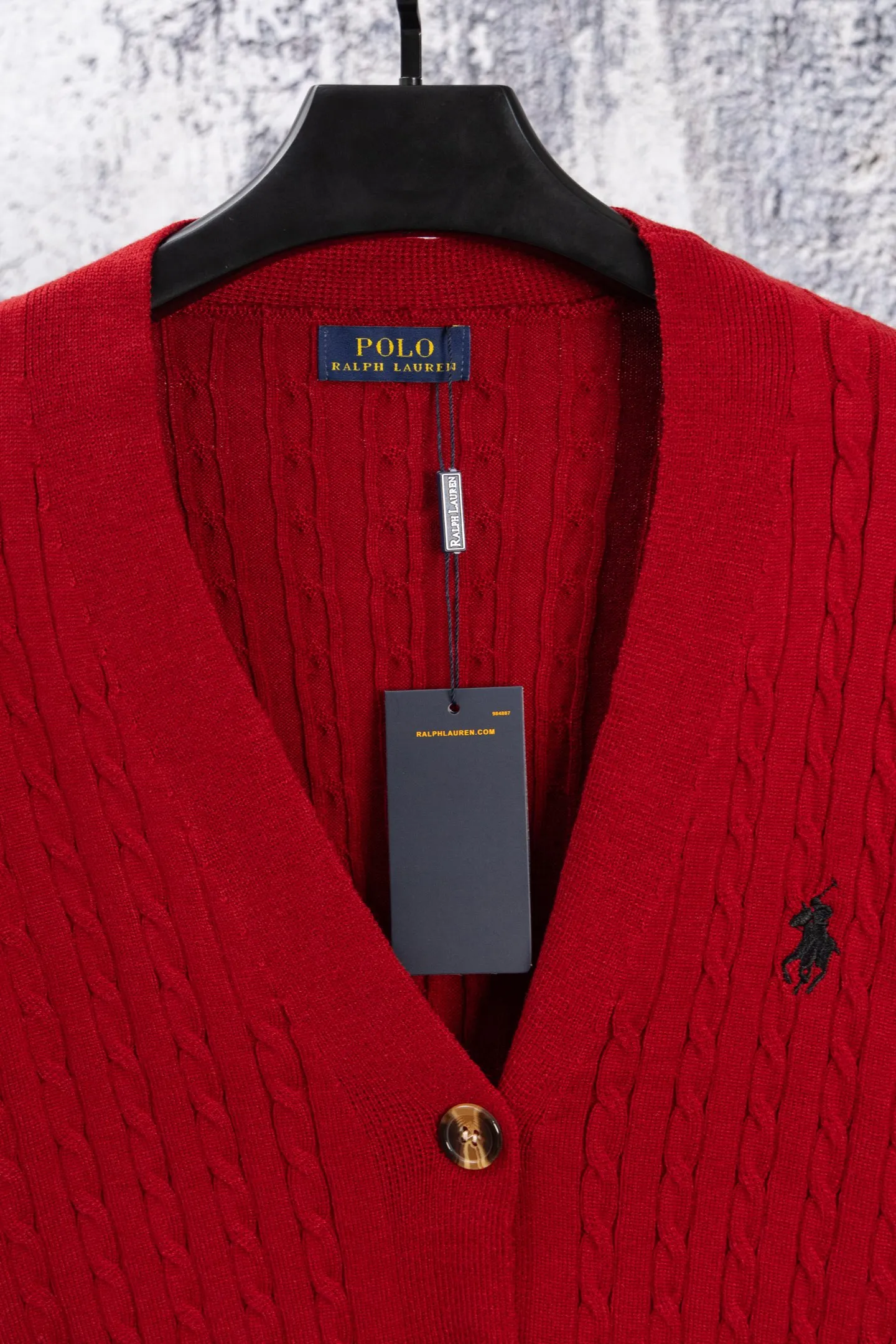 P190 Ralph Lauren Classic V-neck Solid Color Pony Embroidered Logo Knitted Cardigan Long Sleeve Ralph Lauren Classic Basic Versatile Twist Knitted Cardigan Long Sleeve Main supply platform live broadcast Wholesale entity Replenish when out of stock Not removed from the shelves Quality 1:1 patterning Complete three standards Correct version of pony logo Imported quality cotton yarn Focus on high-end Cost-effective Good quality Needless to say Zhao Lusi's same style is really amazing, so sweet I'm so beautiful. This cardigan is really good-looking. It's simple and easy to wear. It's a must-have for goddess ootd. Good-looking clothes are never picky. A must-have in the wardrobe of goddesses. Size: S-XL. Color: Navy blue, red, khaki, dark gray.